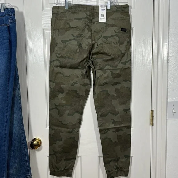 Denizen from Levi’s Super Flex Camouflage Jogger Pants - Picture 15 of 16